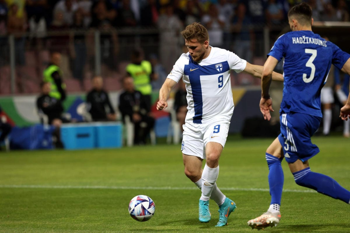 Benjamin Källman laukoi Suomen 2-1 -johtomaalin ohi Bosnian Dennis Hadzikadunicin. LEHTIKUVA / JUHA TAMMINEN