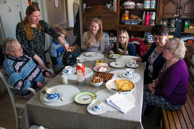 Ikäihmisten perhehoitaja Pirjo Stierncreutz (kahvia kaatamassa) sanoo, että joka tähän työhön ryhtyy, hänen täytyy viihtyä kotona ja tykätä ruoanlaitosta. Vasemmalta Hilkka Palojärvi, Henrik, Janette ja Mariella Stierncreutz, Tuula Käviäinen ja Liisa Kiili. KUVAT: JORMA HAVULA