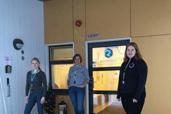 Susanna Niemi (vas.), Elina Raivo ja Lotta Svahn käyttävät sisätiloissa nenä- ja suumaskeja sekä visiiriä tai suojalaseja. Turvavälit muistetaan niin sisällä kuin ulkonakin.