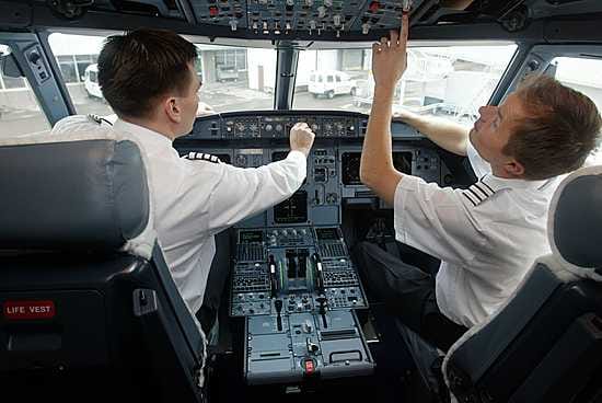 Lentokapteeni Petteri Tarma ja perämies Jarkko Rosti Finnairin Airbus-koneen ohjaamossa Helsinki-Vantaan lentokentällä.