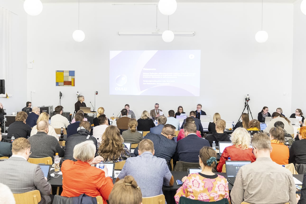 Kommentti: Oulun kaupunginvaltuuston kokous on kuin teinien temmellyskenttä – puheenvuoroja ei jakseta kuunnella millään