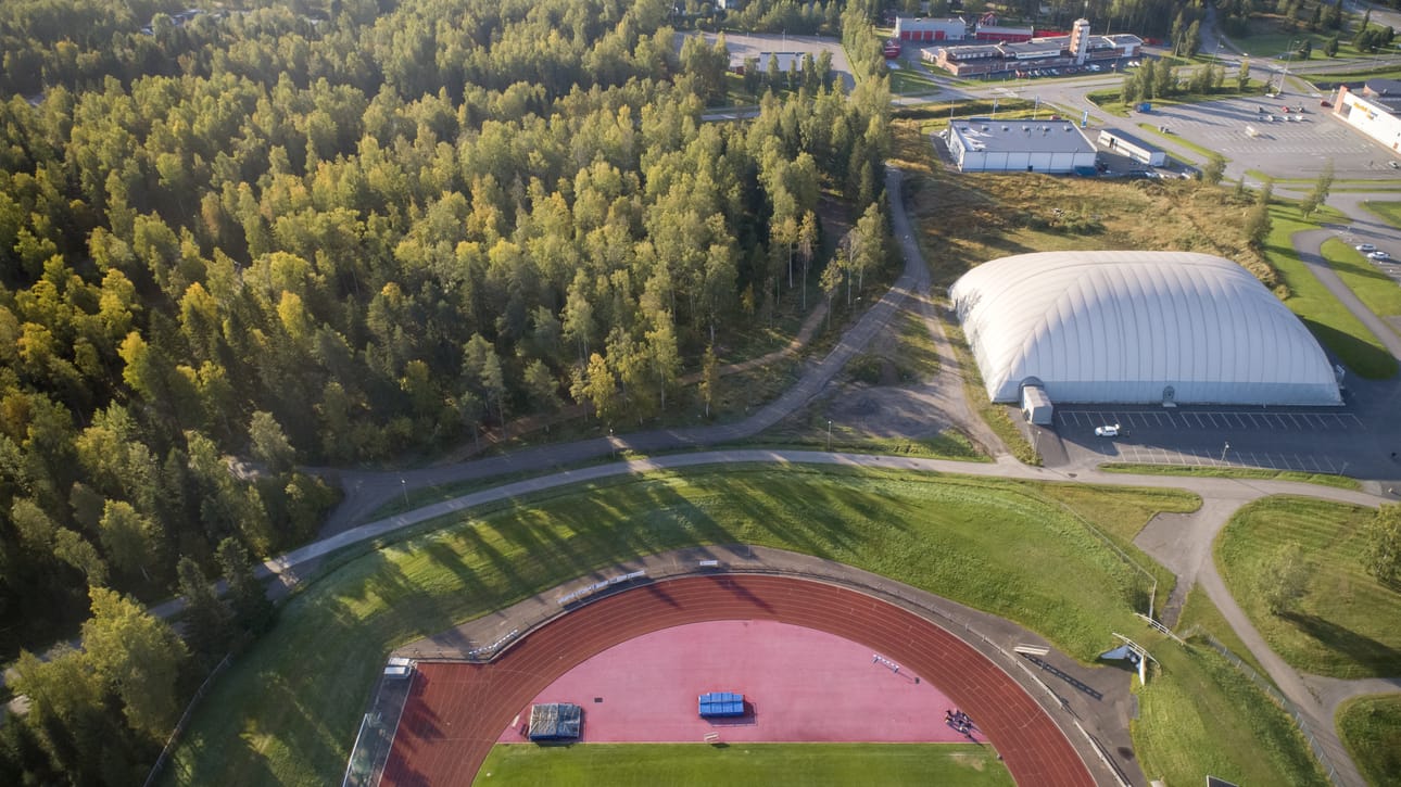 Koivuluodon liikuntapuisto on kaavoituksen perusteella tällä hetkellä ainoa mahdollinen sijoituspaikka uudelle tekonurmelle. Suunnitelman mukaan kenttä tulisi aivan yleisurheilukentän ja palloiluhallin lähelle.
