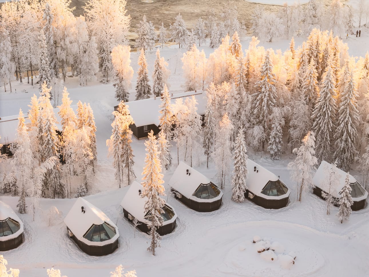 Vaattunki Wilderness Resortissa tehtiin viime vuonna isoja korjaustöitä. Kuvassa etualalla iglutyyppistä majoitusta, takana sviittirakennuksia.