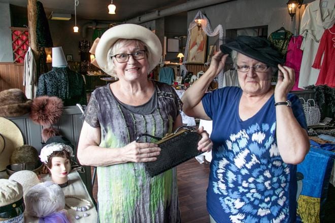 Teuvan Kalevalaisten puheenjohtaja Anneli Koivu (vasemmalla) ja Anja Ristiluoma kokeilivat järjestelyjen ohessa vanhoja hattuja. KUVAT: JORMA HAVULA
