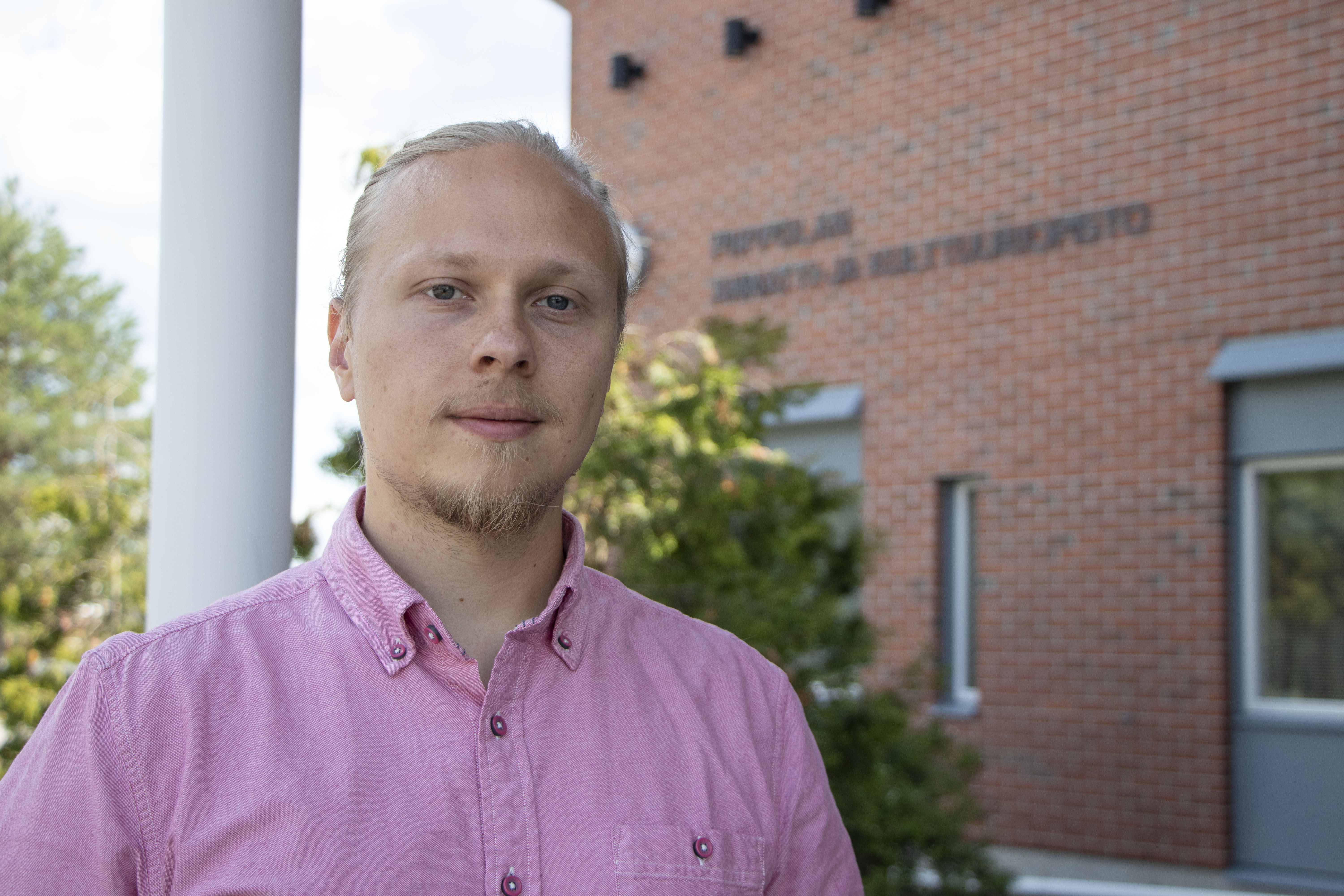 Iikka Järvenpää valmistelee projektipäällikkönä Siikalatvan lukiota virtuaalitekniikan käyttö- ja etäopiskelumahdollisuusvalmiuteen.