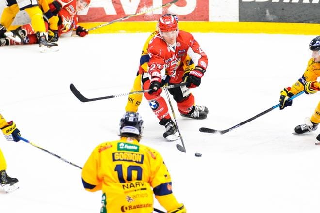 Sportin Olavi Vauhkonen on Lukko-pakan ympäröimänä. KUVAT: SAMPPA TOIVONEN