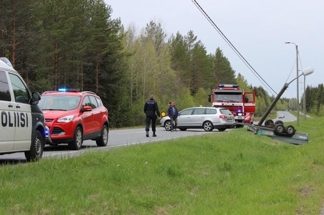 Tolppa kallistui törmäyksessä ojan puolelle. KUVA: LOTTA KALLIO