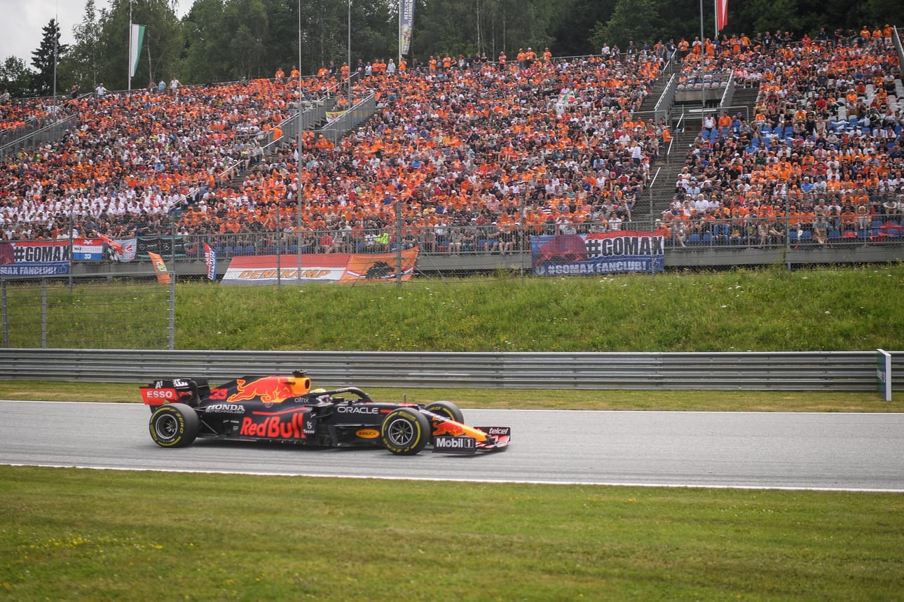 Rajoitustoimet estävät Australian gp:n toteutumisen. Itävallassa yleisöä otettiin katsomoon reilusti.