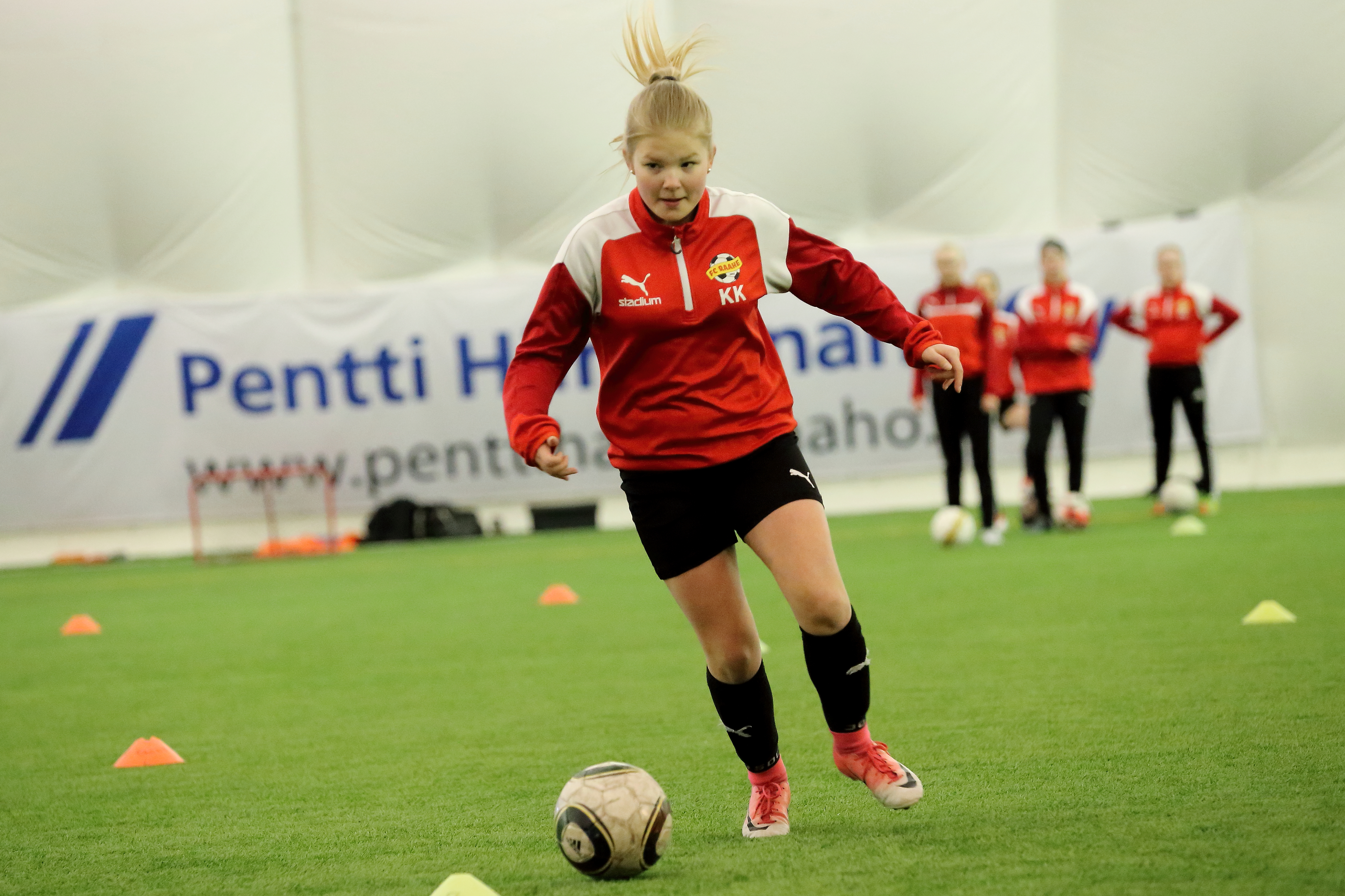 Helmaripäivillä mukana ollut ja FC Raahen C-tytöissä pelaava Krista Kyröläinen palkittiin viime vuonna seuran tyttöpelaajana.