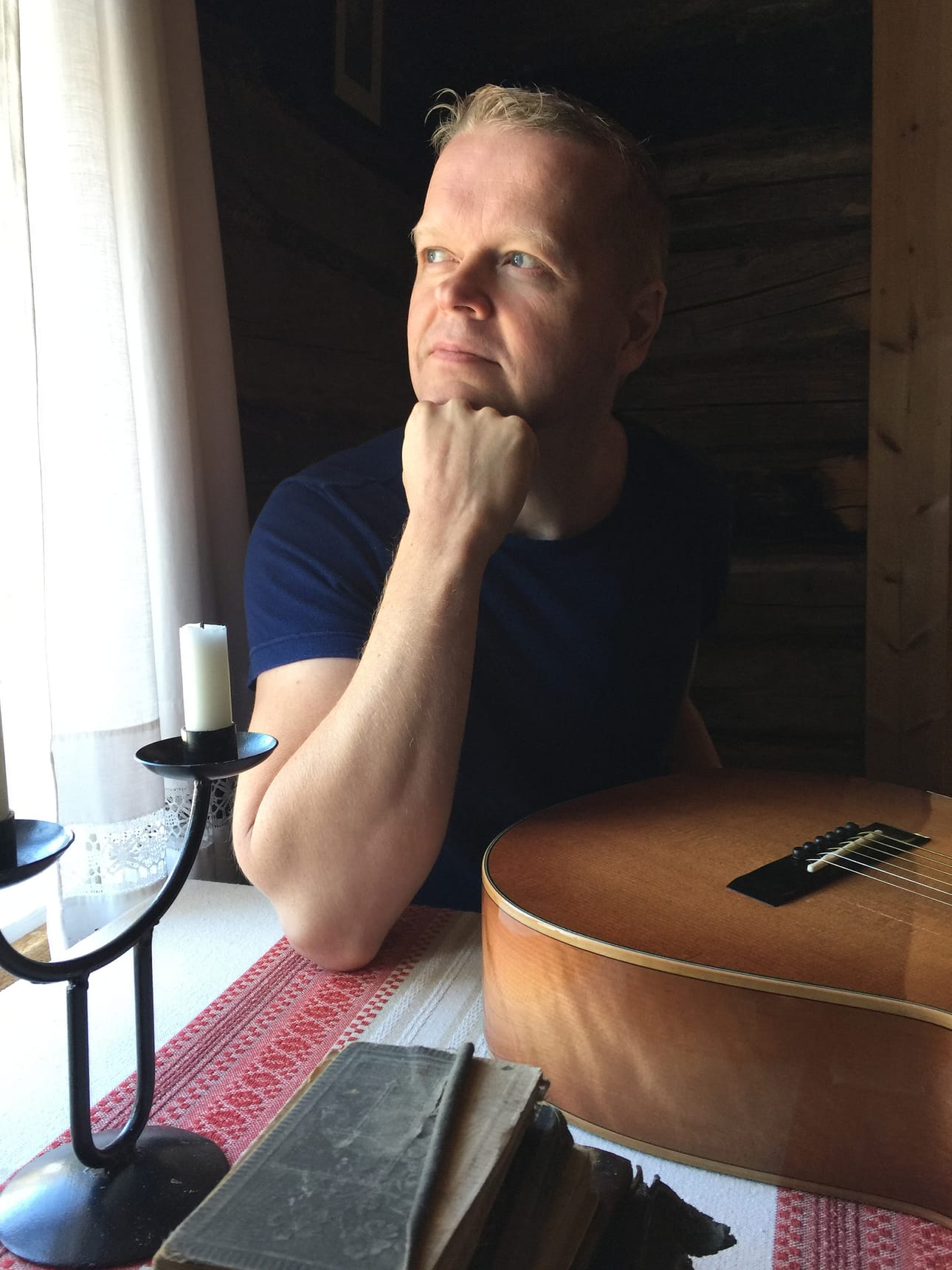 Klassisen kitaran soitonopettajaksi Turun taideakatemiasta valmistunut Tomi Paldanius konsertoi Kuusamossa tulevana sunnuntaina.