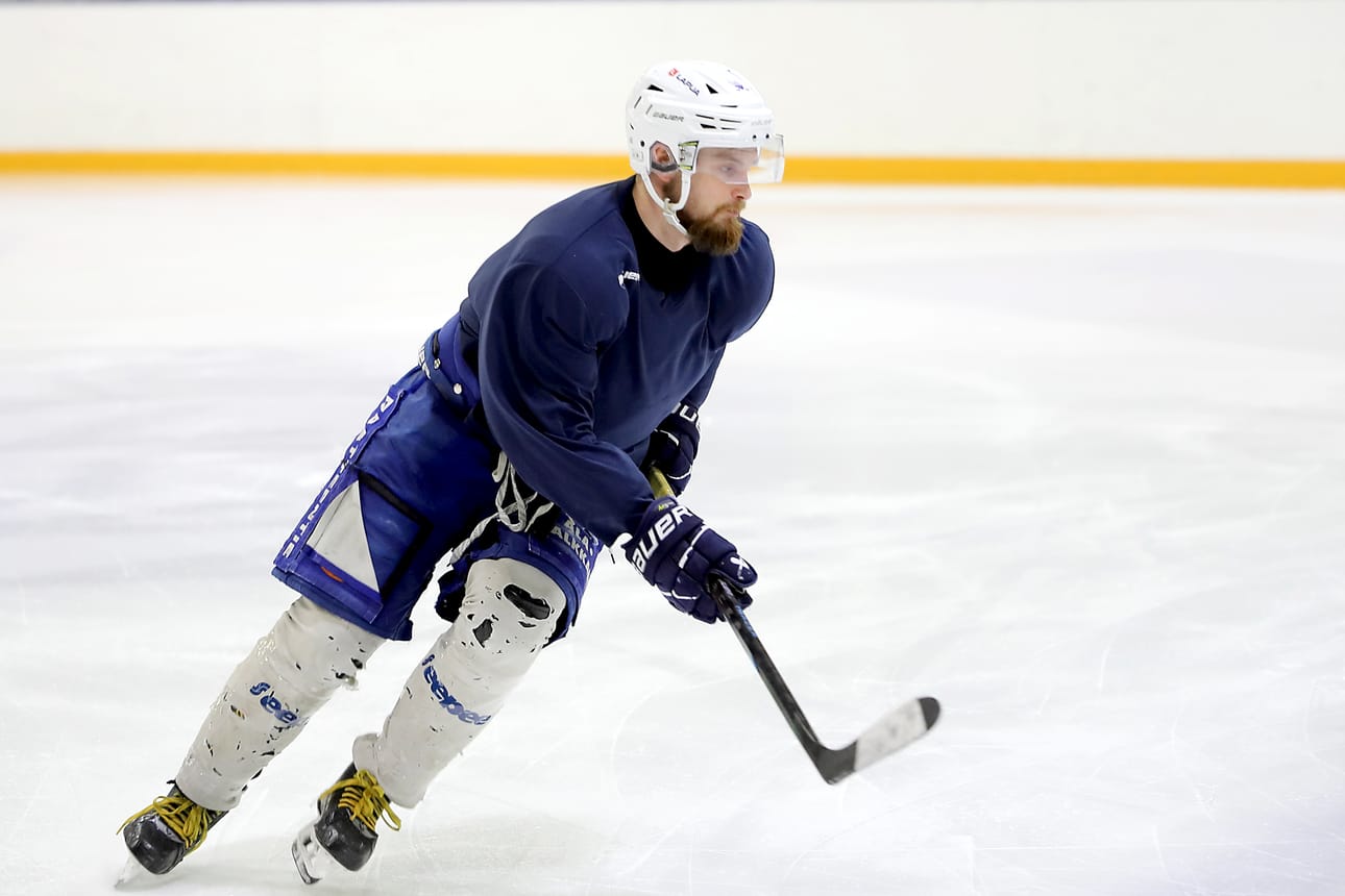 Juho Niemelä viimeisteli Virkiän ainoan maalin jääkiekon Suomi-sarjan ratkaisevassa puolivälierässä keskiviikkona Järvenpäässä. Arkistokuva.
