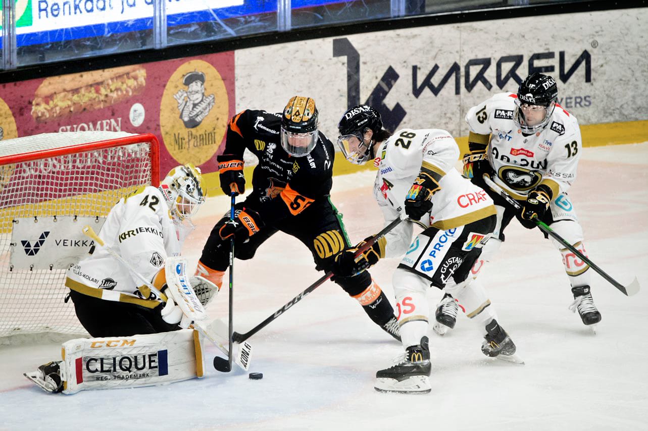 Patrik Rybar oli mies paikallaan Kärppien maalilla. Tässä hän saa apua Shaun Heshkalta ja Michal Kristofilta.