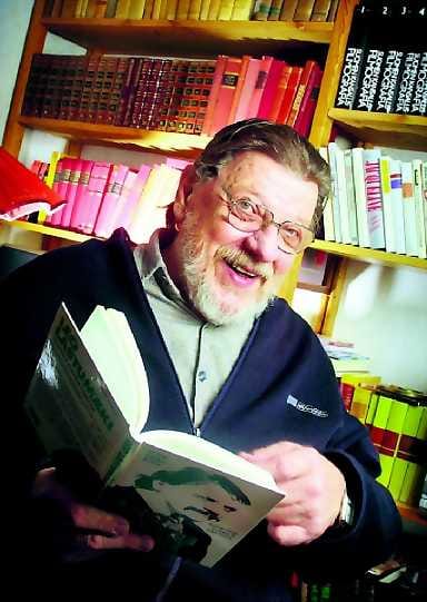 Simolaiset suippopäiset. Oulun seudulta Limingasta lähtöisin oleva Leo Lastumäki vitsailee päänsä muuttuneen niin paljon aikaisempaa suipommaksi, että oli parasta muuttaa vanhaa sanontaa vastaavasti Simoon vuosikymmenten Etelä-Suomessa asumisen jälkeen.