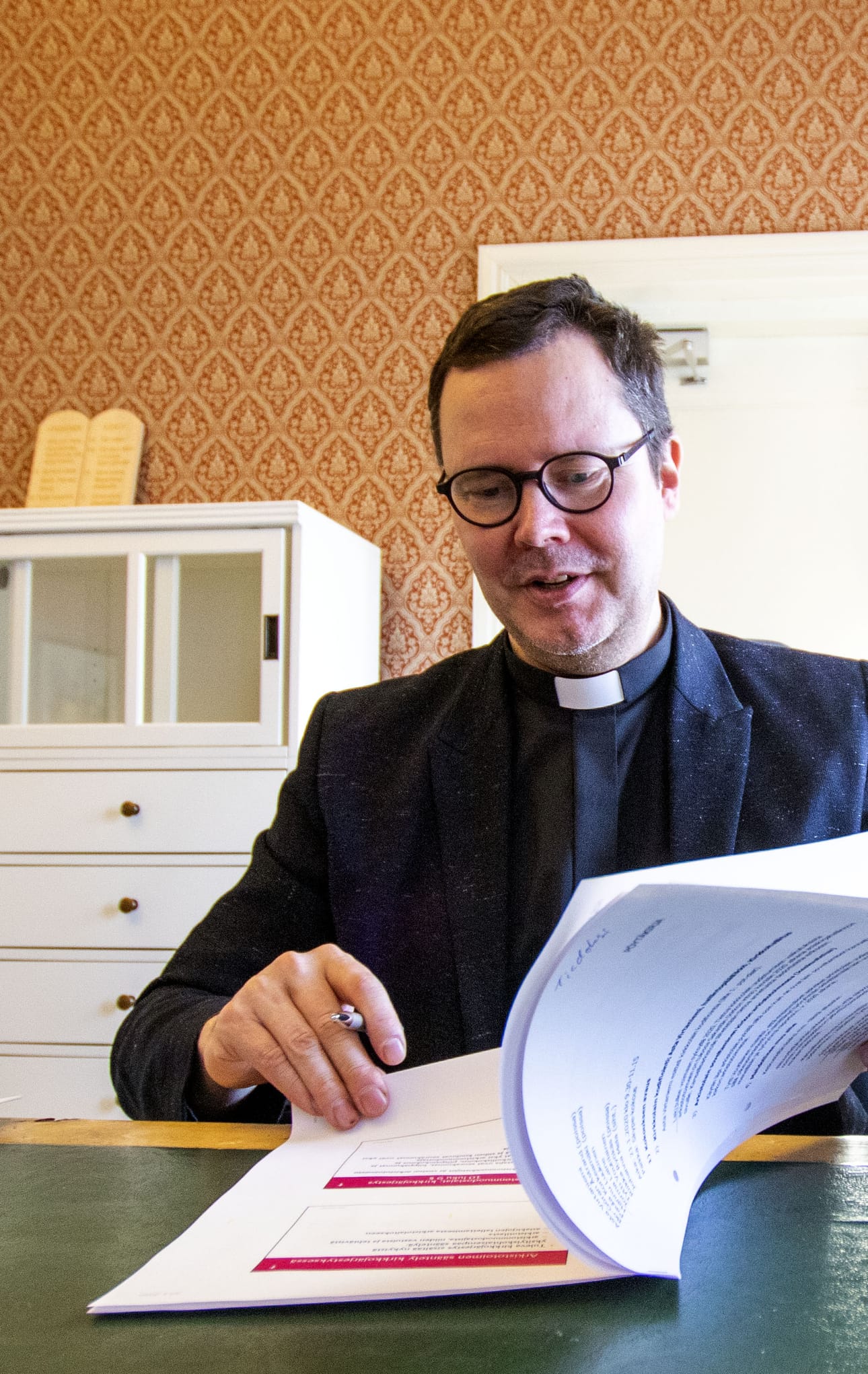 Pekka Tuomikoski sanoo ensimmäisen kirkkoherrakuukauden olleen tiivis. Kun kirkkoherranvirastoon saapuu, sieltä on vaikea lähteä.
