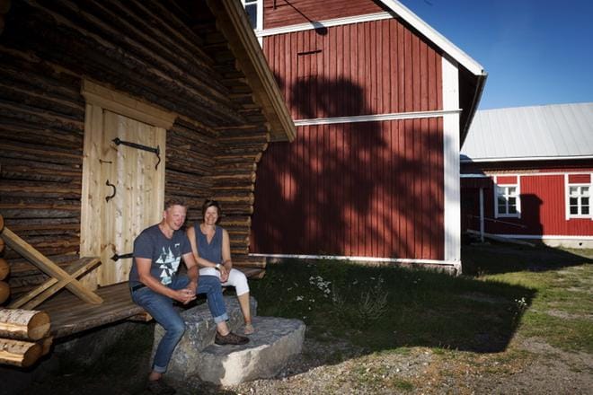 Singsbyn kotiseutuyhdistyksen puheenjohtaja Peter Österåker ja varapuheenjohtaja Camilla Strandberg-Backman aikovat juhlia rakasta kotikyläänsä sunnuntaina kahvin ja kakun kera. Singsbyn valinta Pohjanmaan Vuoden kyläksi tuli kaksikolle onnellisena yllätyksenä. KUVA: OUTI NEUVONEN