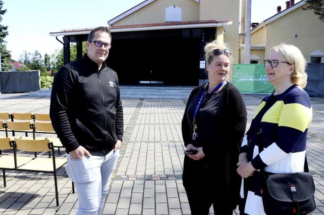 Alajärven yrittäjäyhdistyksen työt ovat suuntautuneet jo tulevaan kesään ja Rokulipäiviin, jotka järjestetään 3.-4.7.2020. Lisäksi on tulossa kesäasukastapaaminen monien järviemme mökkiläisille. Alajärven Palotorin lava on Rokulipäivien tapahtumapaikka. Viime kesän Rokulipäivistä kertomassa yrittäjien tiedottaja Toni Harjula, Saila Kivipelto ja Alajärven Yrittäjien puheenjohtaja Kirsi Kujala (vas.). KUVA: SARI HEINILÄ