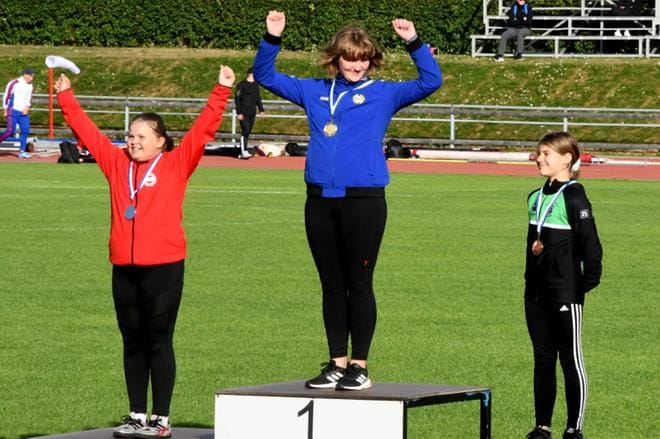 Kolmetoistavuotiaiden kiekkokisasta korkeimmalle korokkeelle nousi AA:n Hanna Siirilä, AU:n Aliisa Pollari (vasemmalla) oli toinen ja KaKa:n Eevi Korpela oli kolmas. KUVAT: KALEVI VIITA