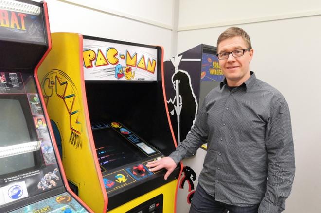 Olli Raatikainen uskoo vanhojen klassikkopelien kiehtovan monia niiden hyvän peli-idean ja nostalgian vuoksi. Kuvan arcade-peli Pac-Man on tuotu Suomeen Yhdysvalloista asti. Kuva: Elisa Siikonen