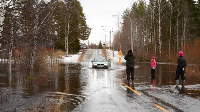 Kalevan lukijan ottamassa kuvassa vesi on noussut tielle Haukiputaan aseman tienoilla.