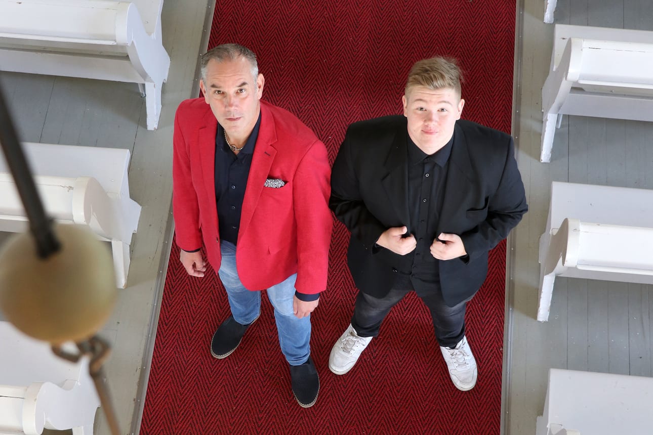 Jarkko Yli-Sikkilä ja Onni Kivipelto pitävät ensimmäisen yhteiskonserttinsa Alajärven kirkossa. Komeaäänisten miesten tulkitsemana kuullaan uutta ja perinteistä joulumusiikkia.