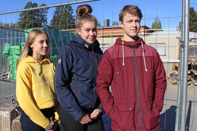 Fanni Isomäen, Noora Lahdenmäen ja Lassi Lehtisaaren opinahjossa, Alavuden yläkoulussa, on remontti meneillään. KUVA: REIJO HEIKKILÄ