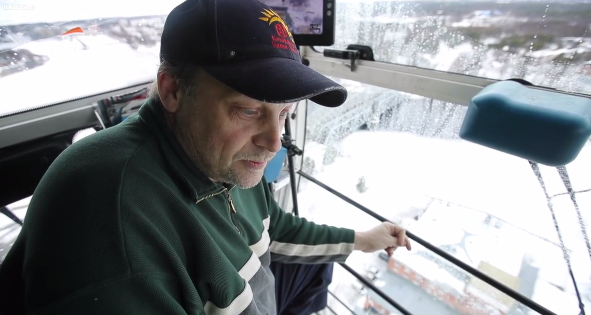 Nosturikoneen kuljettaja ei kärsi korkean paikan kammosta - katso video korkeuksista