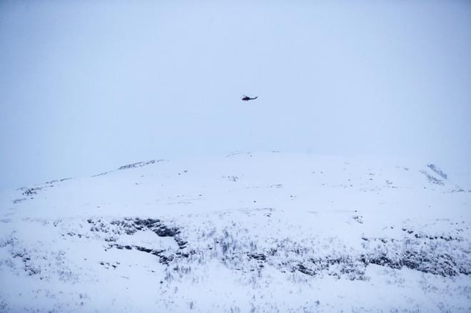 Lumivyöryturman uhrien etsintää ovat vaikeuttaneet sääolot, jatkuva lumivyöryriski ja helikopterin laskeutumiseen liittyvät vaarat. Ensimmäinen uhreista löydettiin tänään. KUVA: TERJE BENDIKSBY