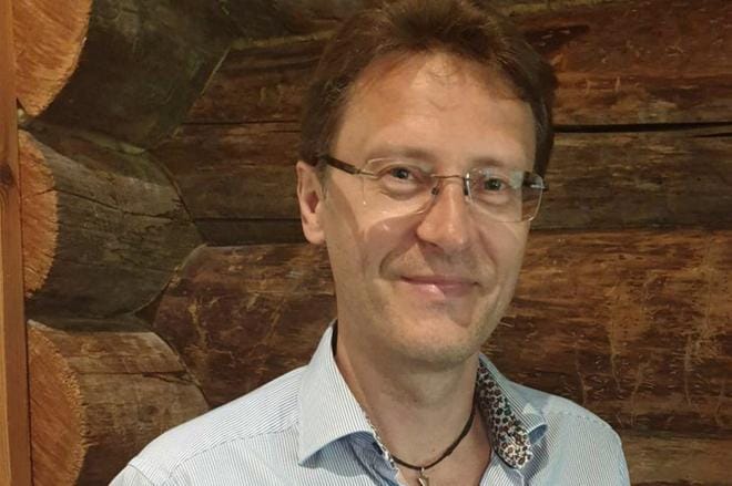 Lapin Kolarissa parhaillaan lomaileva Ville-Veikko Elomaa kertoo jurvalaisten juurien olevan syvällä ja duunariperhetaustan vaikuttavan hänen elämänkatsomukseensa ja politiikan tekoon tänäkin päivänä. Kuva: Heidi Pakkanen