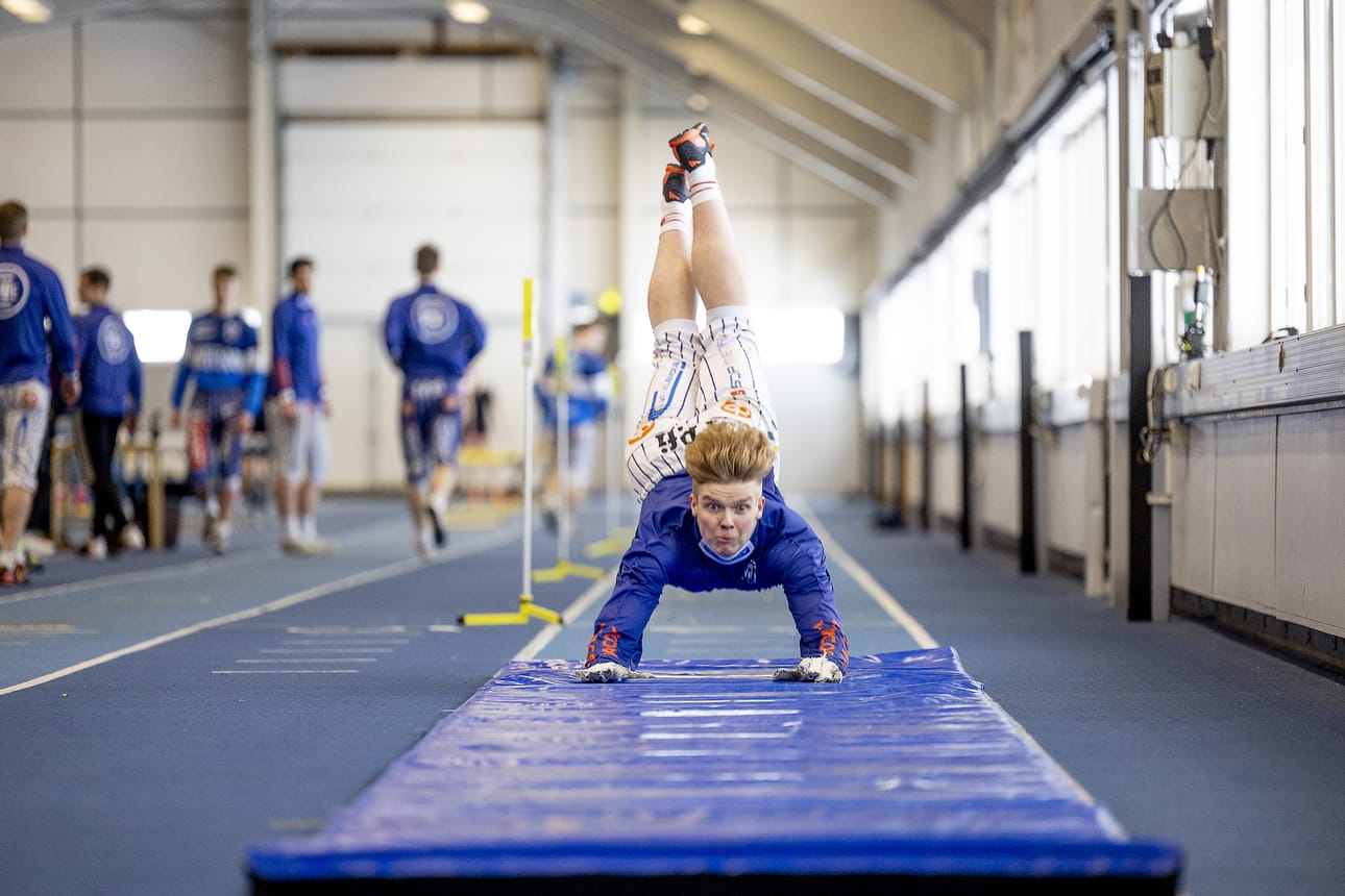 Elmeri Anttila syöksyi vauhdikkaasti Vedon testeissä Kuortane-hallissa.