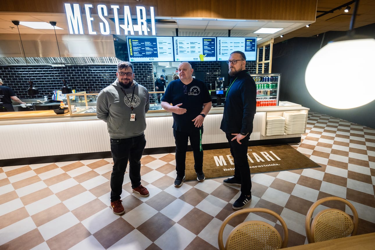 Mestari on uusi ravintolakonsepti, jonka oma erikoisuus tulee olemaan "sänkkärit". Ne ovat lämpimät voileivät eli toastit, jotka ovat täyttäviä, mutta listan edullisempia vaihtoehtoja. Kuvassa vasemmalta SOK Kiinteistöässän rakennuttajapäällikkö Antti Ala-Luoma, Ravintolamaailman esimies Vesa Yli-Mäenpää ja Eepeen ravintoloiden ryhmäpäällikkö Jaska Lahti.