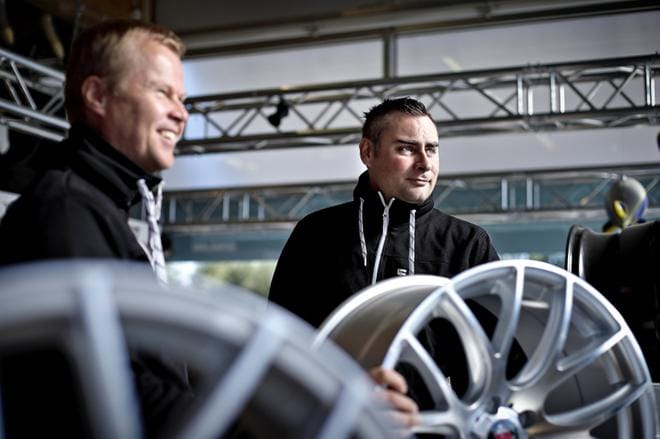 Työtapaturmassa vammautunut Toni Hanka (oik.) vastaa Rengastien Autotarvikkeen web-katalogista. Janne Antikainen on tyytyväinen Hangan työpanokseen. KUVAT: TOMI KOSONEN