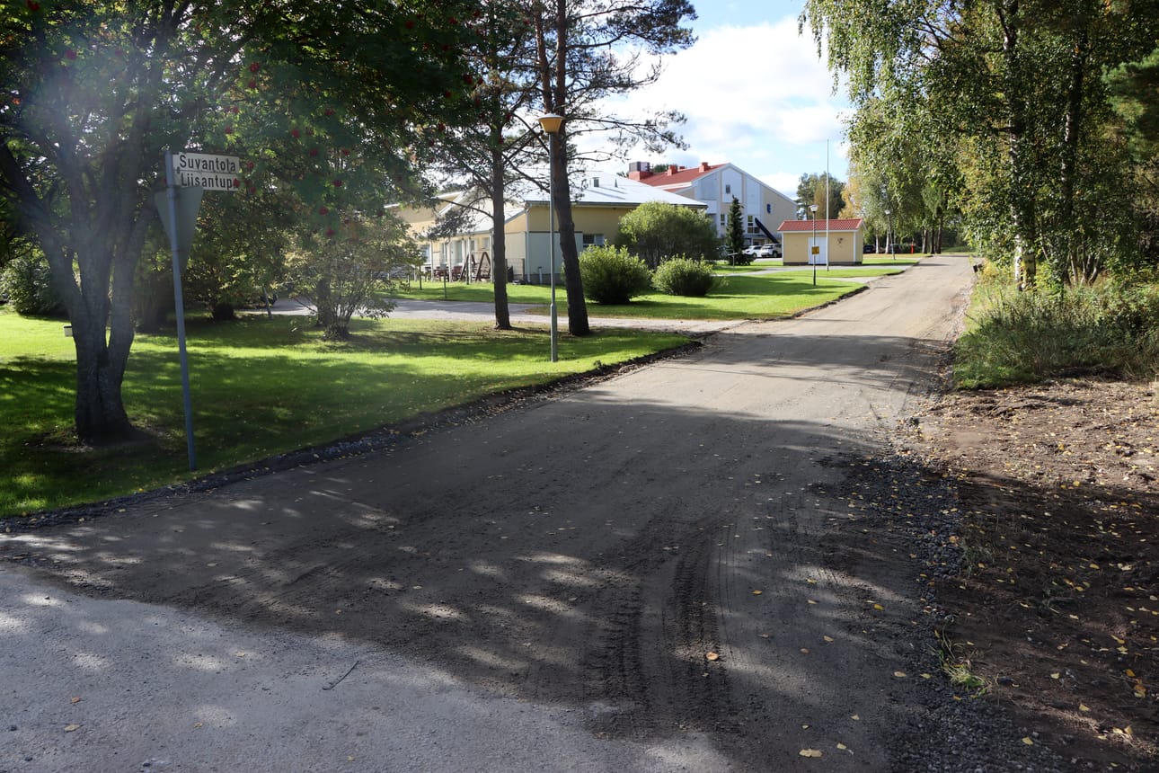 Jurvan terveysaseman taakse johtavan tien parantaminen on herättänyt paljon huomiota, sillä vuorohoitoyksikkö on muuttanut rakennuksesta pois hiljattain.