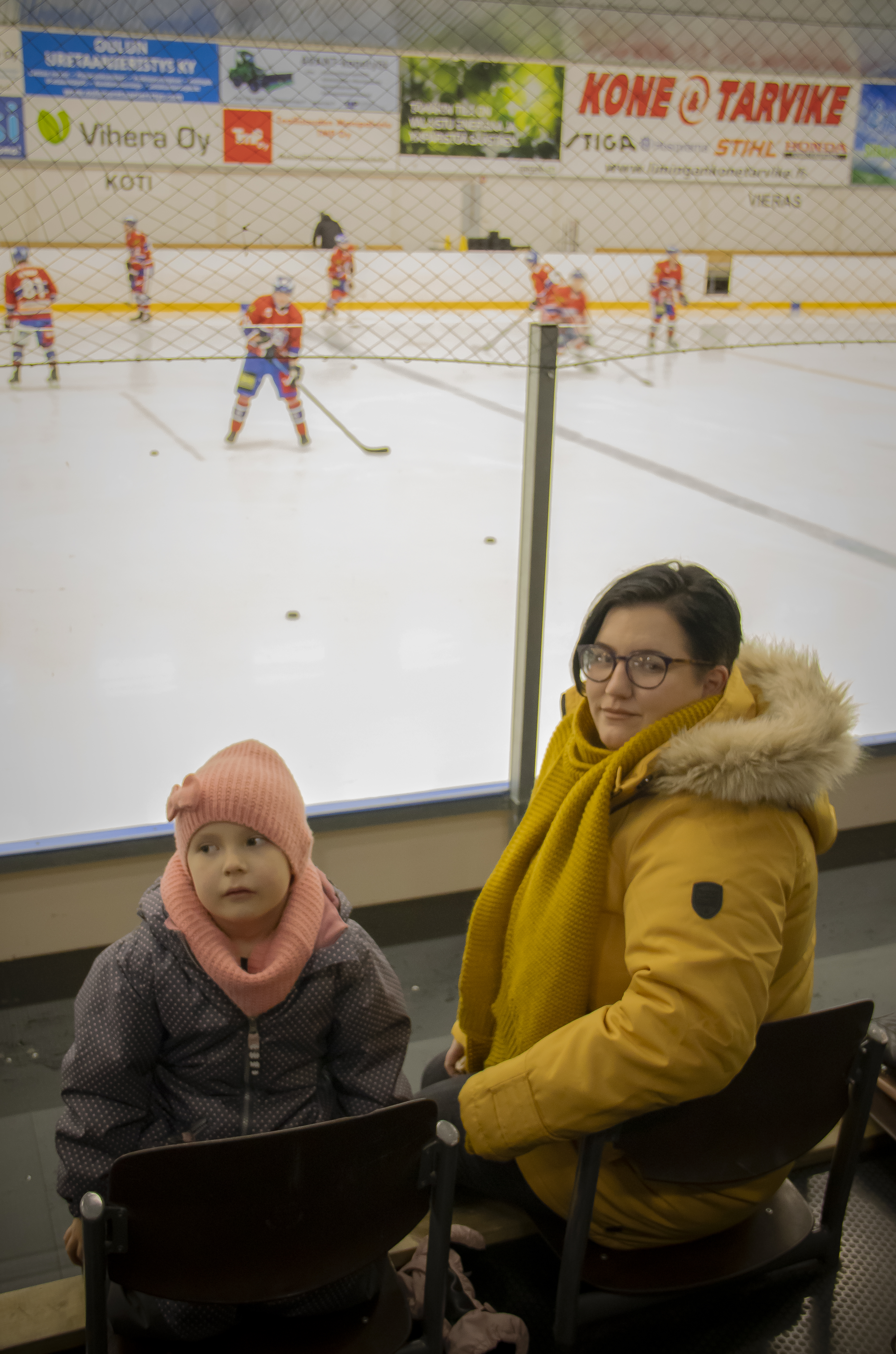 Linnea ja Kirsi Alahäme kävivät Limingan jäähallissa ensimmäistä kertaa. Torniosta Liminkaan muuttanut perhe kannattaa HIFKiä.