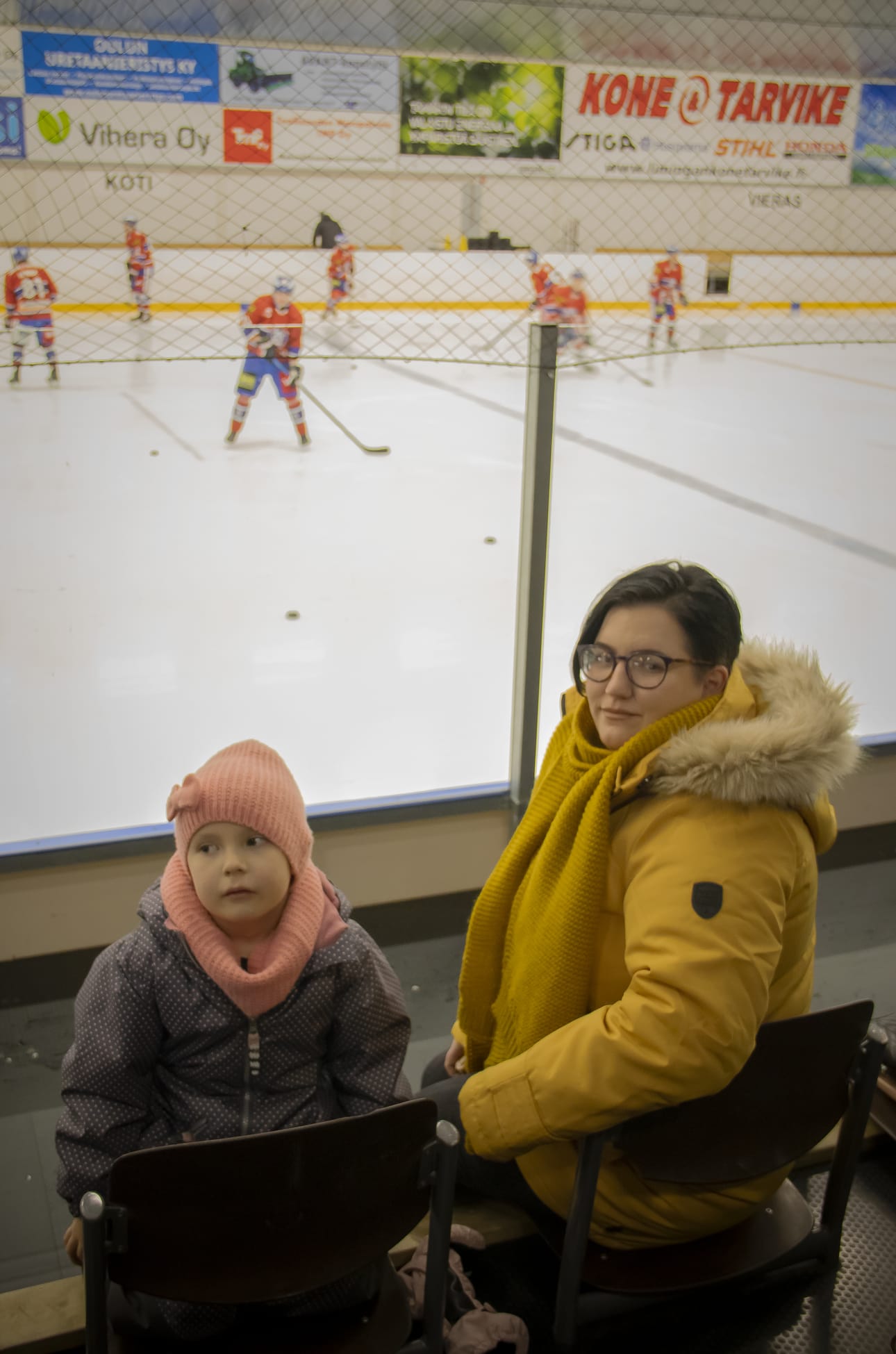Linnea ja Kirsi Alahäme kävivät Limingan jäähallissa ensimmäistä kertaa. Torniosta Liminkaan muuttanut perhe kannattaa HIFKiä.