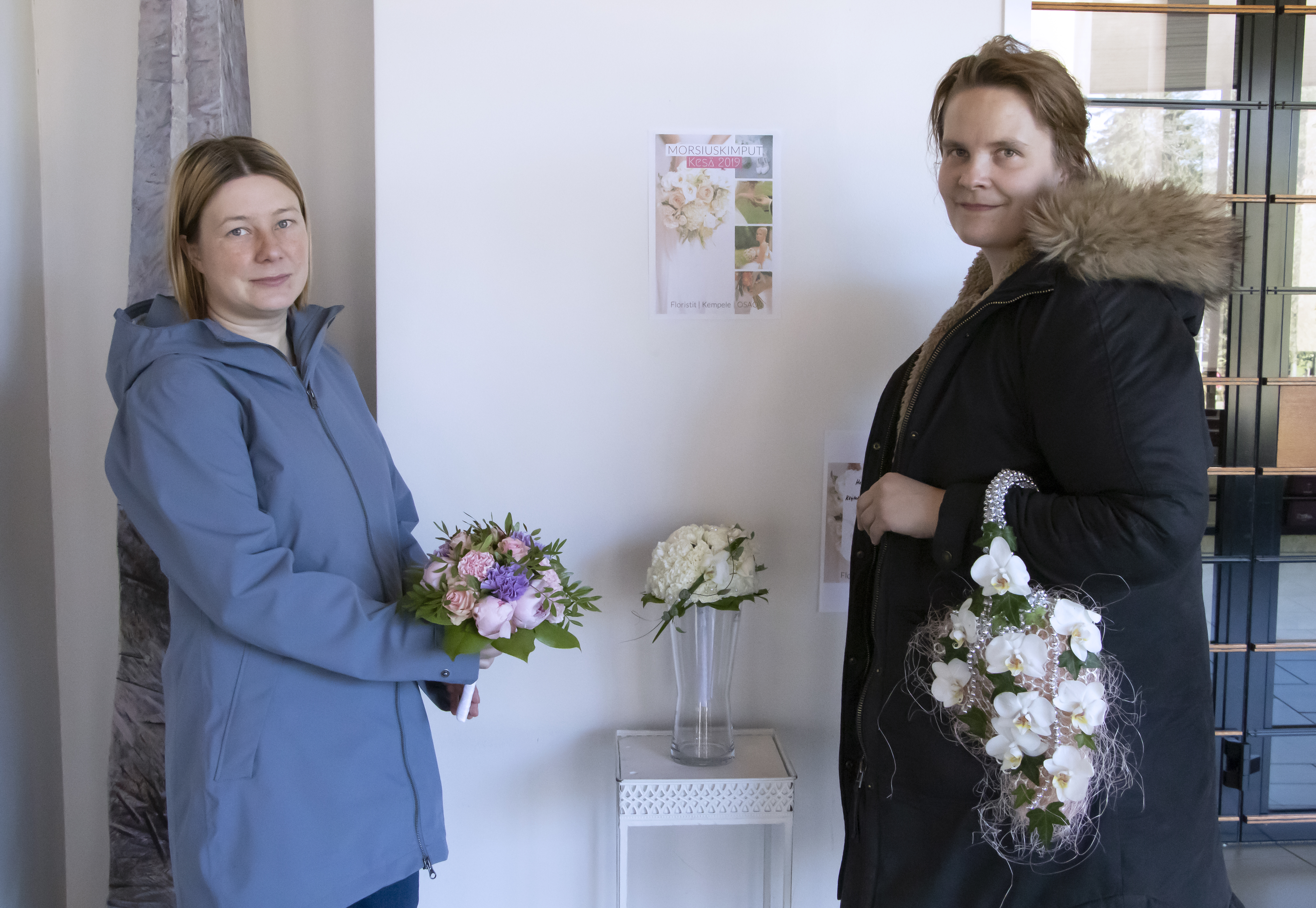 Hanna Kinnunen ja Hanna Haikala tekemiensä kimppujen kanssa. Kinnunen luotti perinteikkääseen muotokieleen ja Haikala puolestaan lähti tavoittelemaan työhönsä modernimpaa otetta.