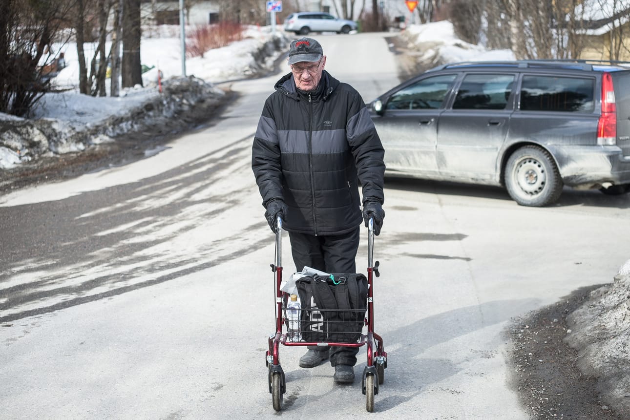 Rollaattorinsa kanssa Porkkatörmän alueella ahkeraan liikkuva Väinö Siikaoja toivoo Porkkatielle kevyenliikenteenväylää, edes toiselle puolelle tietä.