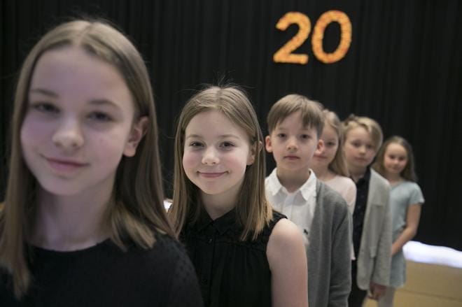 Länsimetsän koulun oppilaskunnan oppilaat Eimi Engman, Oona Papula, Niilo Honkela, Veera Mäntynen, Leo Tyrväinen ja Ilona Kontturi pitivät puheet eri aiheista koulun 20-vuotisjuhlassa perjantaina. Kuvat: Minna Antila