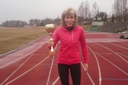 Alahärmän Kisan yleisurheilujaoston puheenjohtaja Päivi Sillanpää kertoo, että Härmän Hölkässä ei jaeta enää palkinnoksi takavuosin tapaan pässiä, vaan komeita pokaaleja.