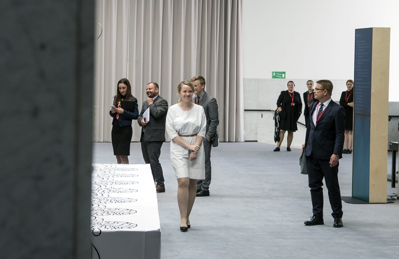 Elinkeinoministeri, keskustan Katri Kulmuni (keskellä) johti puhetta Helsingin ministerikokouksessa voimakkaalla brittiaksentilla. Aksentti johtuu lapsuudessa katsotuista "lukuisista englantilaisista saippuasarjoista", Kulmuni sanoo.