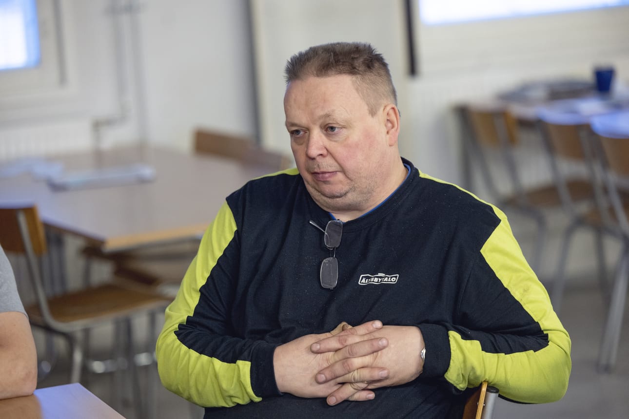 Mika Mäki-Turja on koulutukseltaan sähköasentaja. Talotehtaalla hän kuvailee olleensa jokapaikanhöylä.