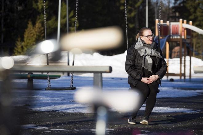 Vaasalaisvanhempi ja itsekin opettaja Pauliina Pasanen kertoo osan vanhemmista olevan suuresti huolissaan kaupunginhallituksen kaavailemista miljoonasäästöistä.