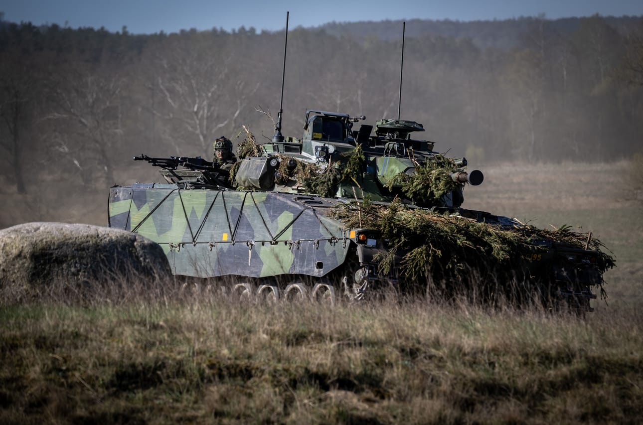 Parhaillaan ruotsalaisyhtiö valmistautuu yhteistilaukseen, jossa Suomi, Ruotsi, Norja, Liettua ja Alankomaat hankkisivat siltä 500 uutta CV90-rynnäkköpanssarivaunua. Kuvan CV90 osallistui sotaharjoitus Aurora 26:n taistelunäytökseen Revingehedin harjoitusalueella Skånessa huhtikuussa.