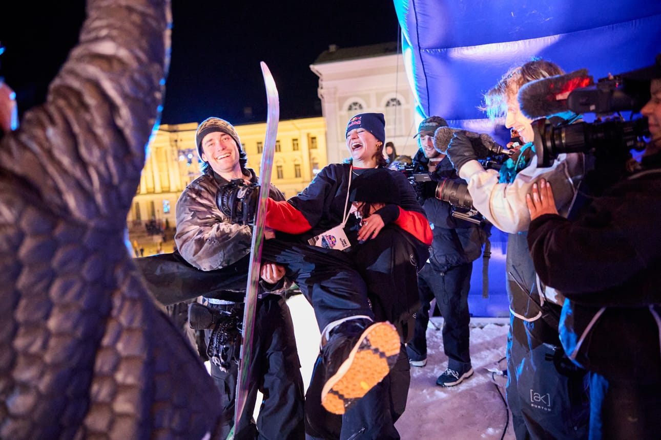 Telma Särkipaju iloitsi voitostaan Helsingin Senaatintorin katulumilautailutapahtumassa lauantai-iltana.