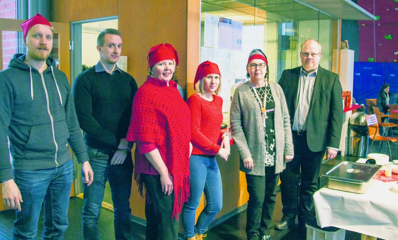 OP Ryhmä lahjoittaa Suomelle 100 vuotta talkootyötä maamme juhlavuoden kunniaksi. Limingan Osuuspankin henkilökunta osallistui talkoisiin tarjoamalla Limingan liikuntahallilla 540 annosta joulupuuroa. Kuvassa vasemmalta Jari Noponen, Jani Sarkkinen, Merja Mertaniemi, Susanna Kiviniitty, Tuula Miettinen ja Petteri Juusola.