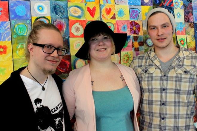 Ylioppilasteatteri Rampin tuotantotiimin Eemu Laurila, Lotta Saarteinen ja Oiva Nuojua etsivät sunnuntaina pääroolin esittäjää Vaahteramäen Eemeli -klassikkonäytelmään. KUVA: JOHANNA JURKKA