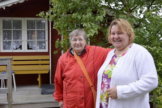 Aila Alanen jättää hyvillä mielin kioskista huolehtimisen Anne Ojanperän vastuulle. KUVA: HANNELE YLI-VIITALA