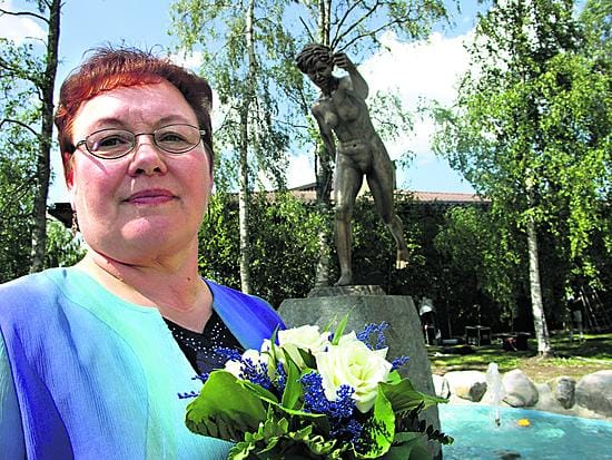 Olympiavoittaja Helena Takalo sai Pyhäjärven keskustaan oman patsaan. "Melkoinen kunnianosoitus", Takalo sai sanottua.