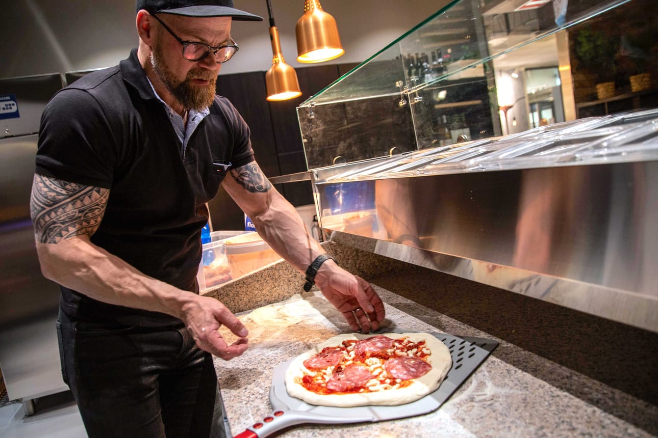 Ravintola-alalla kolmisenkymmentä vuotta työskennellyt Rajanen vastaa pizzojen reseptiikasta yhdessä Heli Romppaisen ja Mika Salmelan kanssa. ”Minua viehättää erityisesti napolilaistyylisten pizzojen yksinkertaisuus, jolloin tuoreiden ja maukkaiden raaka-aineiden merkitys korostuu.”