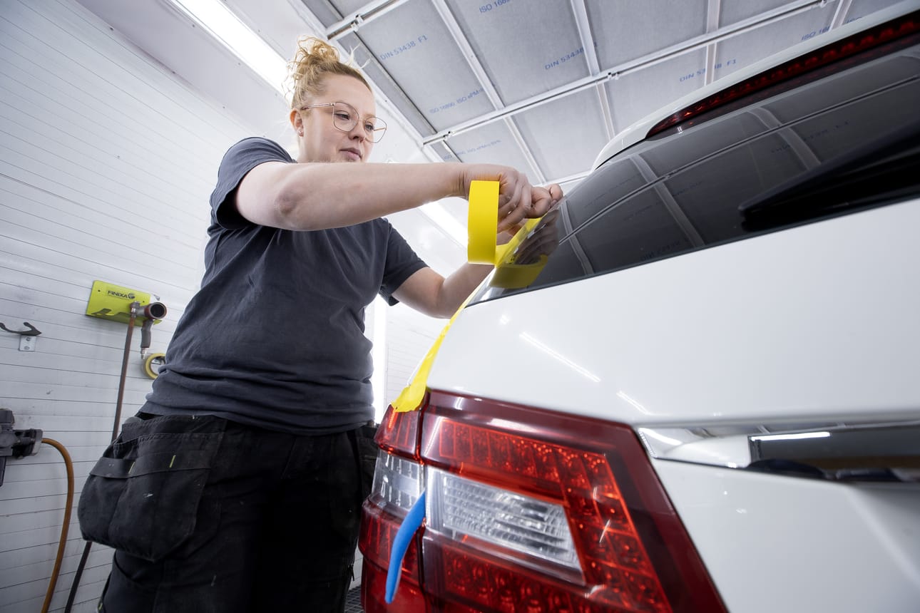Hanna-Kaisa Ukonaho teippaa autot aina niin huolellisesti kuin pystyy. Tämä edesauttaa sitä, ettei jälkeenpäin tehtäviin putsaustöihin kulu niin paljoa aikaa.