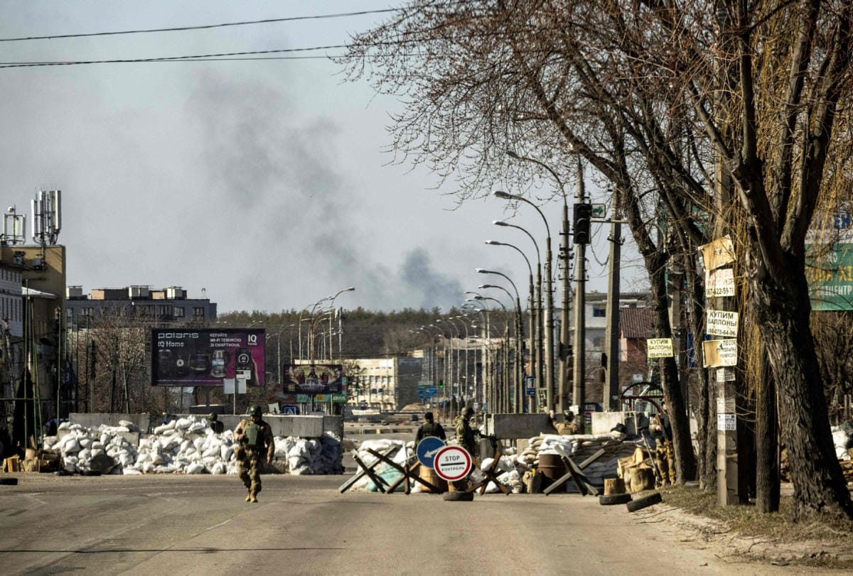 YK:n pääsihteeri Antonio Guterres vaatii Venäjää lopettamaan sodan Ukrainassa. Kuva ukrainalaissotilaiden tarkastuspisteestä Kiovassa on tiistailta. LEHTIKUVA / AFP